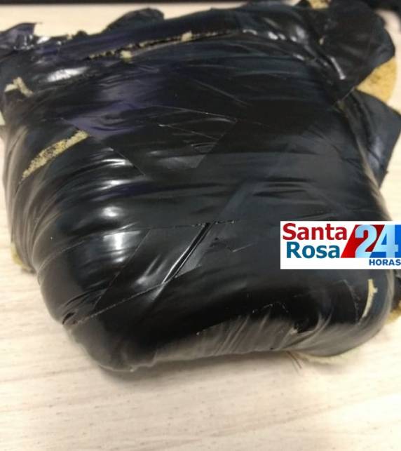 Agentes apreendem objetos que foram jogados
para o pátio do presídio de Santa Rosa - foto 4