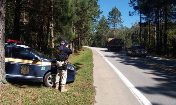 PRF flagra abusos
de velocidade em trechos de serra na BR 282 - foto 4