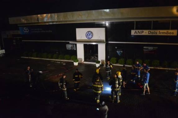 Incêndio em revenda de carros 0km em Dois Irmãos - foto 2