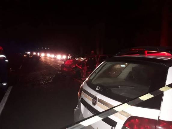 Colisão envolveu dois carros que bateram 

de frente nesta madrugada