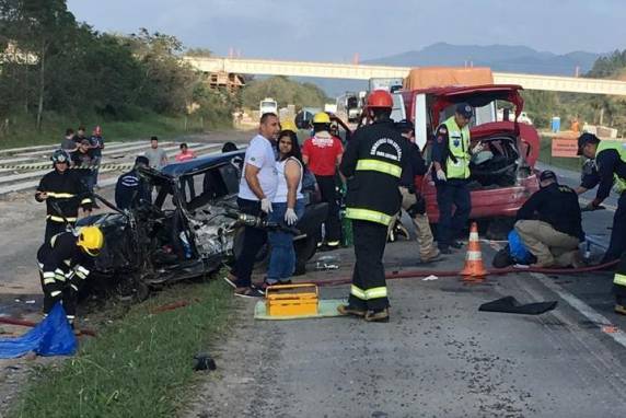 Colisão entre automóveis Uno e 

Peugeot deixou ainda duas pessoas gravemente feridas na manhã deste sábado