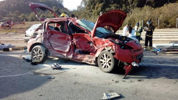 Colisão entre automóveis Uno e 

Peugeot deixou ainda duas pessoas gravemente feridas na manhã deste sábado