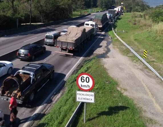 Caminhão de gasolina tomba na BR-101 em Palhoça e bloqueia trânsito - foto 3