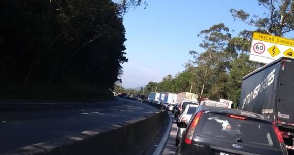 Caminhão de gasolina tomba na BR-101 em Palhoça e bloqueia trânsito - foto 2