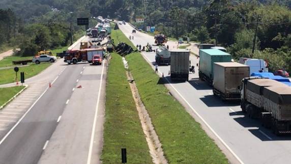 Pouco 

antes das 11h, foram liberadas uma faixa no sentido Sul e outra no sentido Norte