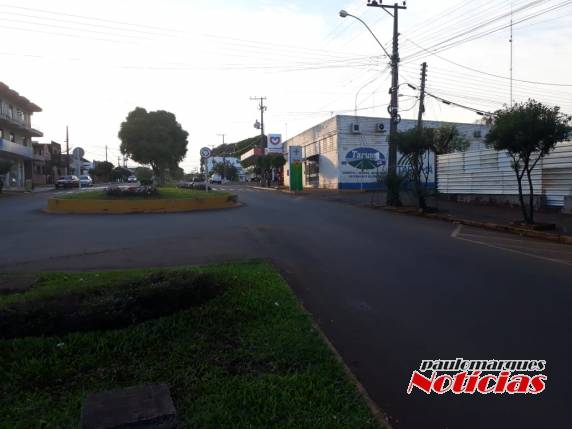 Caminhão-caçamba enrosca e arrebenta chicotes de telefonia e internet, no
Centro de Três de Maio - foto 3