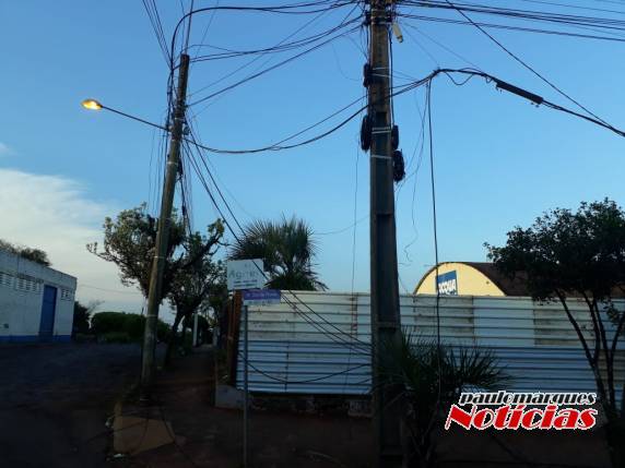 Caminhão-caçamba enrosca e arrebenta chicotes de telefonia e internet, no
Centro de Três de Maio - foto 4