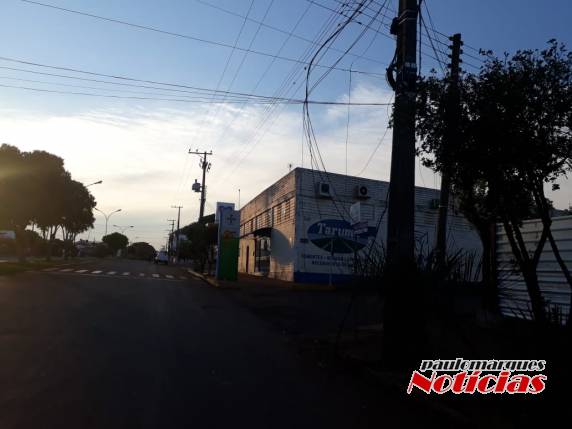 Caminhão-caçamba enrosca e arrebenta chicotes de telefonia e internet, no
Centro de Três de Maio - foto 2