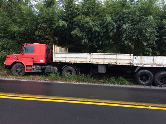 Acidente envolve duas carretas na ERS 324 - foto 2