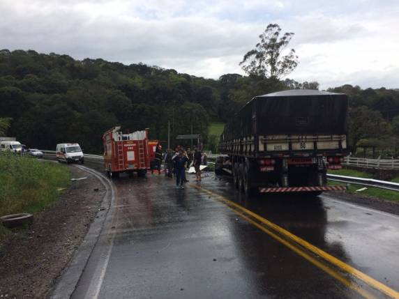 Acidente envolve duas carretas na ERS 324 - foto 3