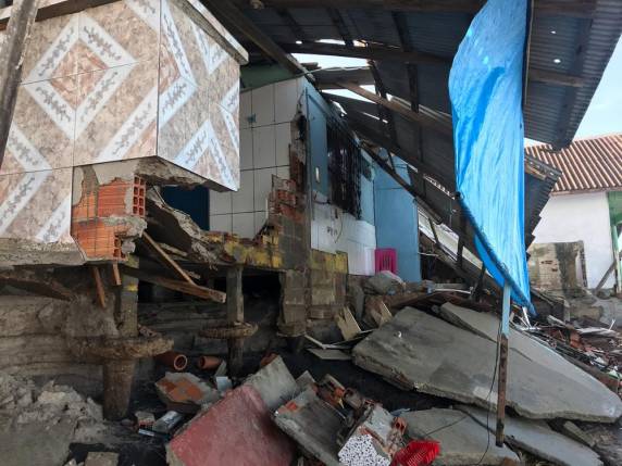 Mar avança e destrói casa, orla e
quiosques em Itapoá; prefeitura decreta emergência - foto 2
