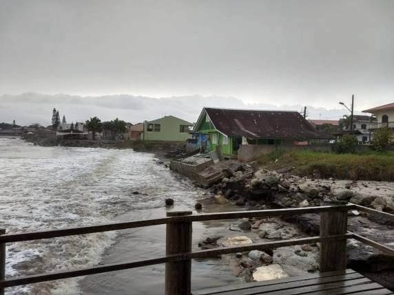 Mar avança e destrói casa, orla e
quiosques em Itapoá; prefeitura decreta emergência - foto 3