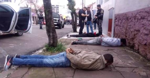 Quadrilha que assaltaria mansão em Santiago é presa após trocar tiros com a Polícia Civil e Brigada Militar - foto 5