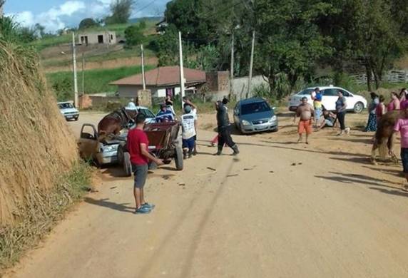 Duas mulheres, um 

homem e uma criança foram prensados por animal que estava desgovernado conduzindo carroça em Canelinha, na Grande Florianópolis