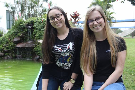 Laura Rafaela Baumgarten e Livia Tiecher da Silveira estão entre 20 estudantes brasileiros das escolas Pasch que vão 

se reunir para discutir o tema da água