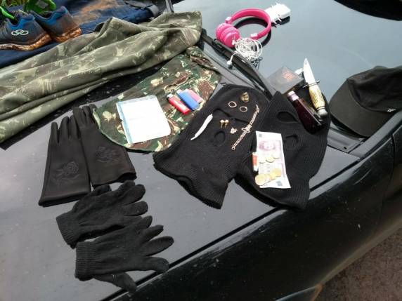 Veículo é abandonado em Ibirubá com luvas e toucas
ninja - foto 5