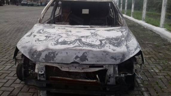 Ladrões
assaltam ônibus de sacoleiros, trocam tiros com seguranças e incendeiam carro usado na fuga - foto 2