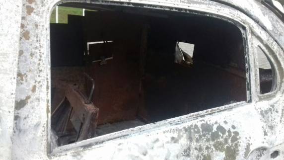 Ladrões
assaltam ônibus de sacoleiros, trocam tiros com seguranças e incendeiam carro usado na fuga - foto 3