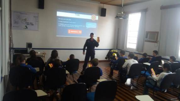 Corpo de Bombeiros de Três de Maio desenvolve o projeto ''Bombeiros na Escola'' - foto 3