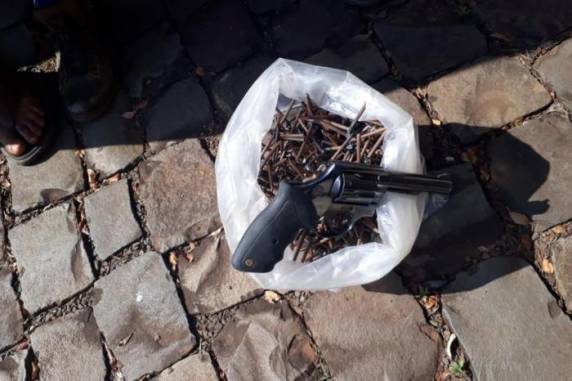 Durante o 

ataque, moradores e clientes, entre eles uma mulher grávida, foram obrigados a fazer um cordão humano em frente às agências