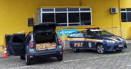 PRF apreende quase 300 quilos de maconha em carro roubado e homem é preso na BR 101 em Palhoça-SC - foto 3