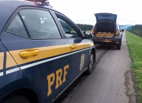 PRF apreende quase 300 quilos de maconha em carro roubado e homem é preso na BR 101 em Palhoça-SC - foto 2