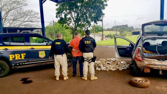 Ele transportava mais de 180 

kg de maconha em um automóvel com placas clonadas