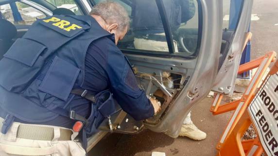 PRF prende motorista uruguaio por tráfico de drogas na BR 386 em Seberi - foto 2