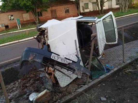 Carro capota e deixa condutor ferido em
Horizontina - foto 2