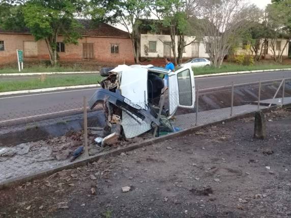 Carro capota e deixa condutor ferido em
Horizontina - foto 3