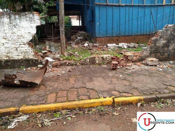 Motorista perde controle e colide carro em muro em Santo Augusto - foto 2