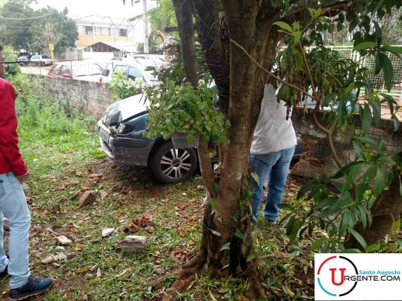 Motorista perde controle e colide carro em muro em Santo Augusto - foto 3