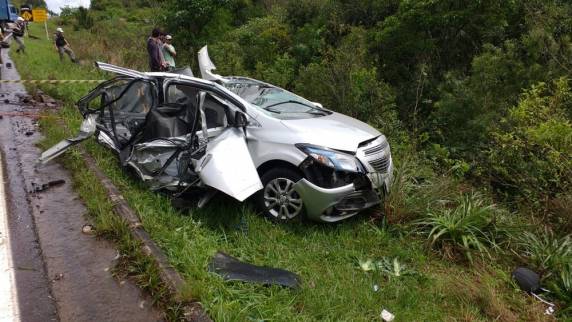 Segundo Corpo de Bombeiros, carro em que casal viajava teria aquaplanado e acabou batendo de frente em 

uma carreta, que vinha na direção contrária
