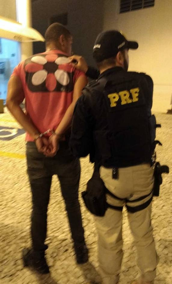 Homens que assaltaram agência dos correios de Gravatal são presos pela PRF na BR 101 em Biguaçu - foto 4