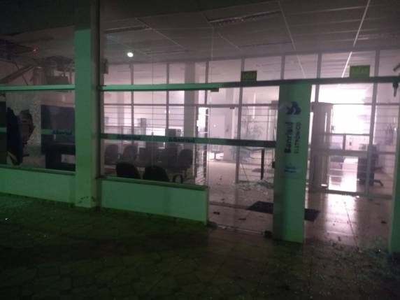 A ação dos ladrões ocorreu durante a madrugada 

desta quarta-feira