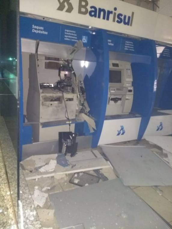 Bandidos explodem agência bancária em Miraguaí - foto 2
