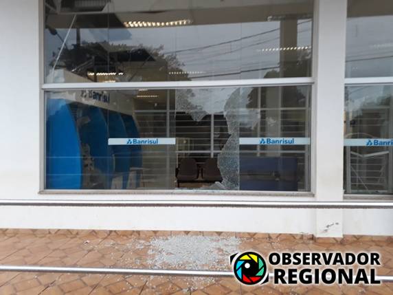 Bandidos explodem agência bancária em Miraguaí - foto 3