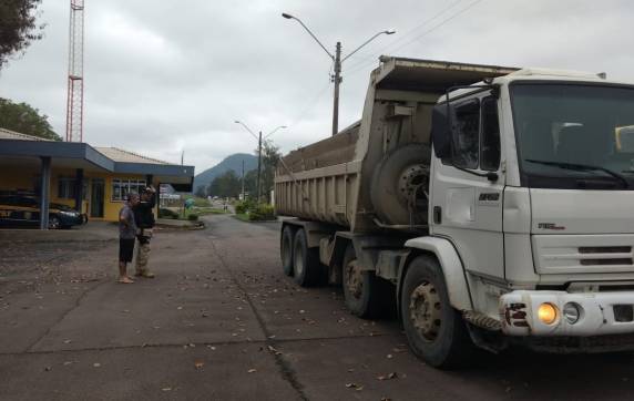 Fiscalização de peso flagra
mais de 36 toneladas de excesso na BR 470 em Rio do Sul - foto 3