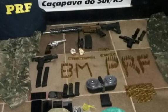 Uma das armas e um dos veículos haviam sido roubados em Porto Alegre