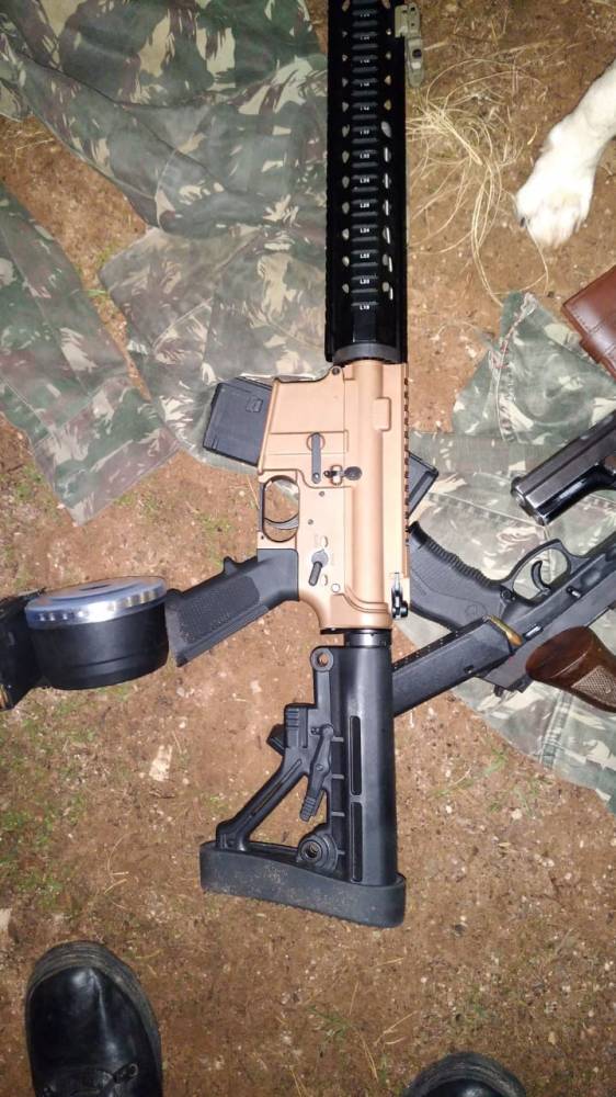 Polícia encontra armas, carros roubados e drogas com
quadrilha em Caçapava do Sul - foto 4