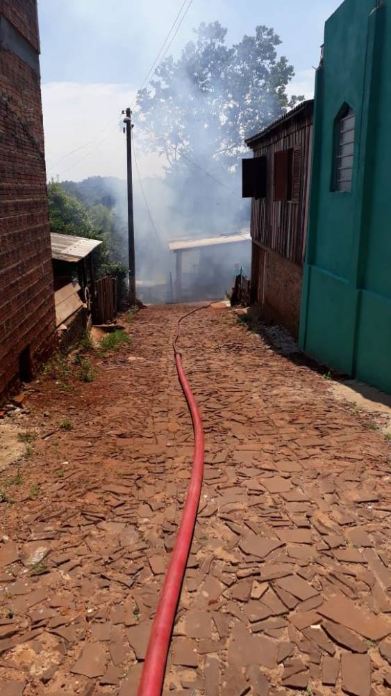 Residência é consumida pelo fogo em Ijuí - foto 5