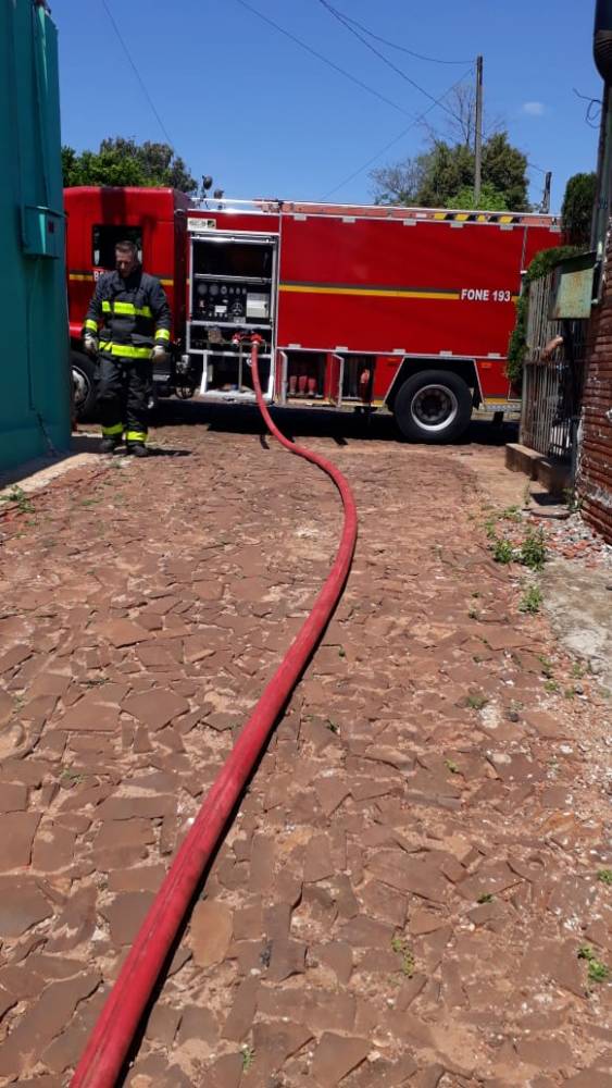 Residência é consumida pelo fogo em Ijuí - foto 4