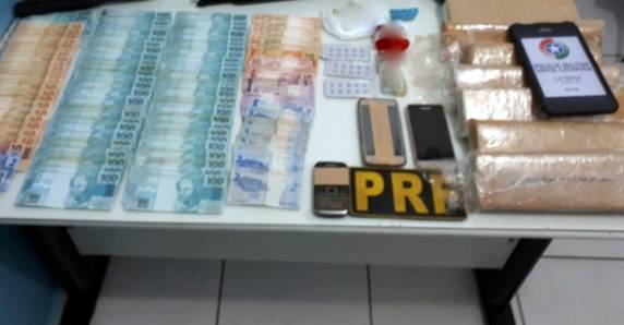 Três pessoas são presas com maconha, dinheiro e 

medicamentos proibidos em ação conjunta PRF e PM em Corupá - foto 3