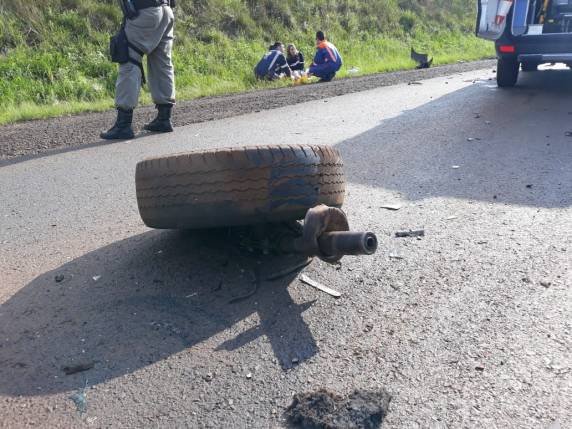 Colisão frontal na BR 285 deixa duas pessoas feridas gravemente - foto 5