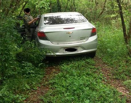 Brigada Militar localiza em um mato veículos com suspeitas de terem
sido usados por quadrilha, em São Luiz Gonzaga - foto 3