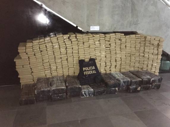 Abordagem ocorreu na rodovia ERS-020, no posto do Comando Rodoviário da Brigada Militar, que deu 

apoio à ação. Veículo com a droga estaria vindo do Paraná para o RS, tendo como destino final o Vale do Sinos. Homem foi preso em flagrante