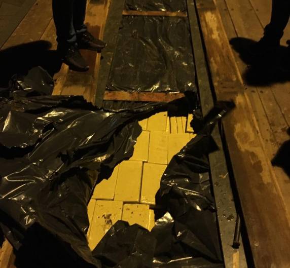Abordagem ocorreu na rodovia ERS-020, no posto do Comando Rodoviário da Brigada Militar, que deu 

apoio à ação. Veículo com a droga estaria vindo do Paraná para o RS, tendo como destino final o Vale do Sinos. Homem foi preso em flagrante
