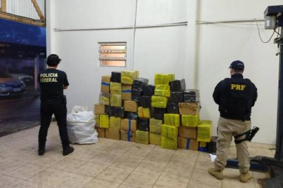 Carga com 977 quilos da droga estava em uma caminhonete, cujo motorista está foragido