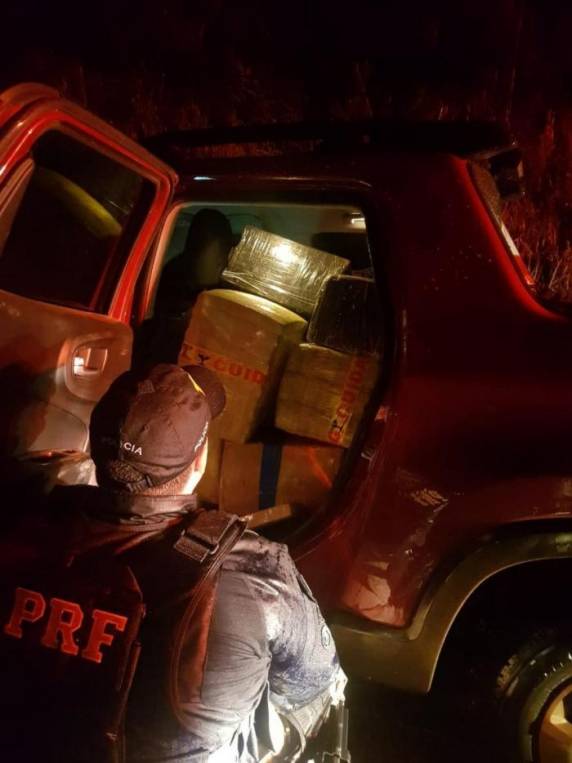 Carga com 977 quilos da droga estava em uma caminhonete, cujo motorista está foragido