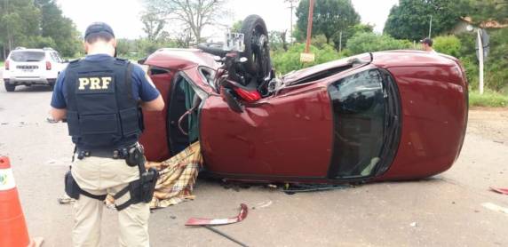 Segundo a PRF, vítima é motociclista, de 25 anos, que não possuía habilitação para conduzir o veículo. Motorista do carro foi socorrido com lesões graves